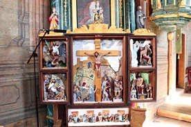 Tryptyk prezentowany w kościele z Wolanowa ukazuje mękę, śmierć i zmartwychwstanie Pana Jezusa.