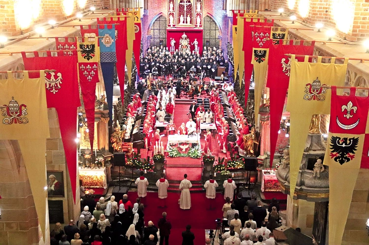  Zakończenie IISAW planowane jest na 24 maja.  O godz. 15  – uroczysta Msza w archikatedrze wrocławskiej.