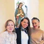Od lewej:  Kamila, Malwina i Ania – część pokaźnej ekipy organizatorów. – W naszych rodzinach bardzo potrzebujemy codziennej obecności Maryi. Z Jej pomocą Pan Jezus może tę wodę codzienności przemienić w wino, mocą Ducha Świętego. Gdzie Maryja, tam Duch Święty – podkreślają.