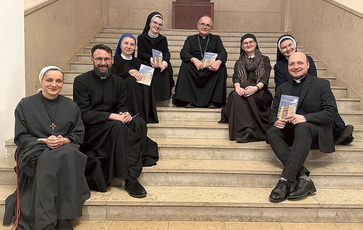 Z abp. A. Przybylskim (od lewej): s. Sara Ruchniewicz, ks. Łukasz Walaszek, s. Teresa Staras, s. Emilia Waleczek, s. Monika Gołaś, s. Kamiliana Szymura i ks. Łukasz Wieczorek.