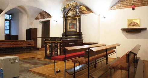 Przetrwała upadek zamku, zmiany granic państw i kolejne epoki, zachowując najważniejszą funkcję – bycia miejscem ciszy, modlitwy i pamięci. 