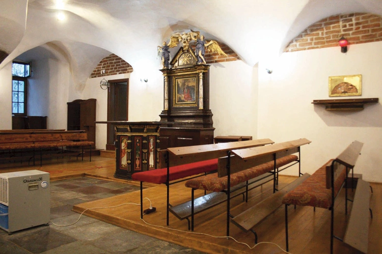 Przetrwała upadek zamku, zmiany granic państw i kolejne epoki, zachowując najważniejszą funkcję – bycia miejscem ciszy, modlitwy i pamięci. 