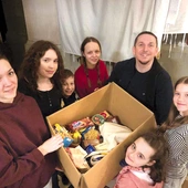 W parafii w Kompinie w pomoc zaangażowali się m.in. młodzi.