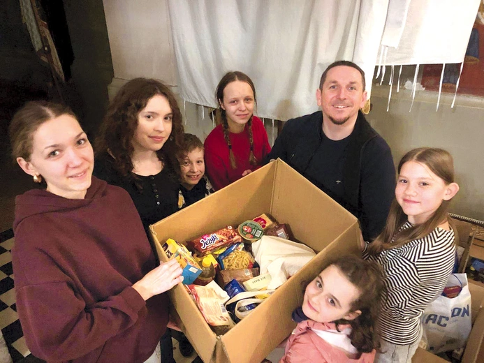 W parafii w Kompinie w pomoc zaangażowali się m.in. młodzi.