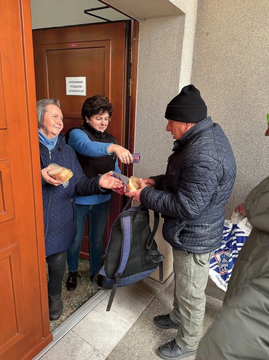 Każdego dnia rozdawanych jest 80 porcji kanapek.