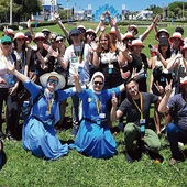 Ks. M. Bernacki – proboszcz parafii św. Antoniego z Padwy w Rybniku. Na zdjęciu pierwszy z prawej (w biało-czerwonej czapce) z grupą uczestników ŚDM w Lizbonie w 2023 roku.