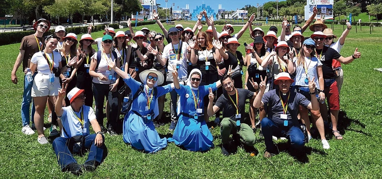 Ks. M. Bernacki – proboszcz parafii św. Antoniego z Padwy w Rybniku. Na zdjęciu pierwszy z prawej (w biało-czerwonej czapce) z grupą uczestników ŚDM w Lizbonie w 2023 roku.