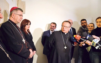 W otwarciu wystawy, obok bp. Wojciecha Osiala, uczestniczyli m.in. bp Andrzej F. Dziuba, kard. Grzegorz Ryś, a także naukowcy i kustosze.