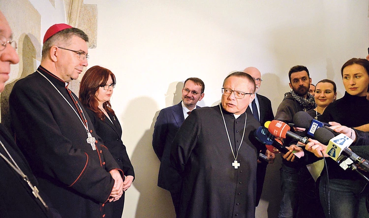 W otwarciu wystawy, obok bp. Wojciecha Osiala, uczestniczyli m.in. bp Andrzej F. Dziuba, kard. Grzegorz Ryś, a także naukowcy i kustosze.