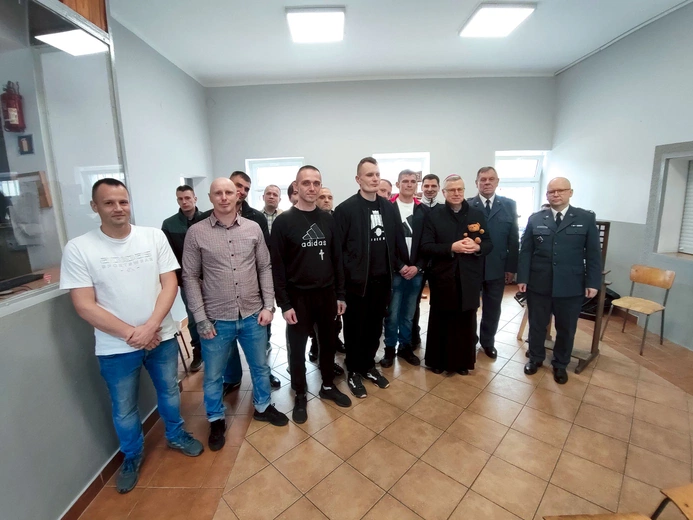 Wizyta to coś więcej niż obowiązek – to prawdziwa posługa duszpasterska za kratami.  