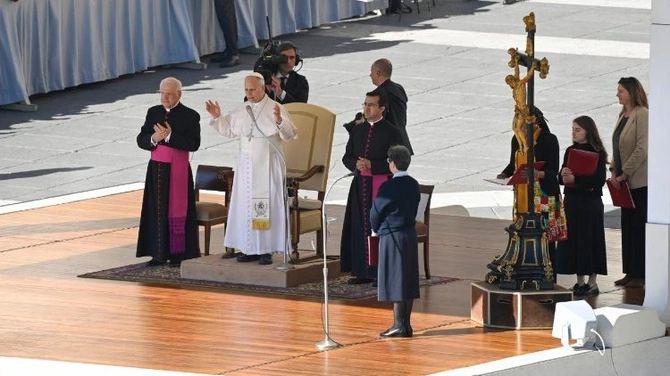 Papież zadowolony z zawieszenia broni, apeluje o modlitwę