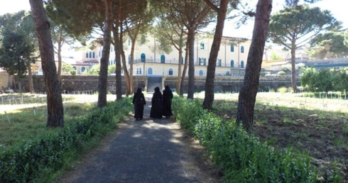 Sukces kontrowersyjnego eksperymentu na Sycylii: Skazany za poważne przestępstwo 17-latek trafił z więzienia do pracy w klasztorze klauzurowym