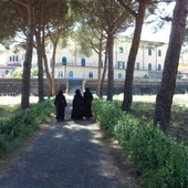 Sukces kontrowersyjnego eksperymentu na Sycylii: Skazany za poważne przestępstwo 17-latek trafił z więzienia do pracy w klasztorze klauzurowym