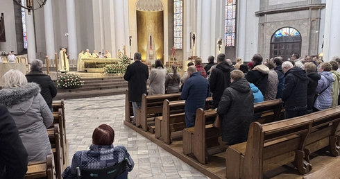 Bp Szkudło: Dobro, które czynimy w imię Jezusa, jest jawnym znakiem, że grób jest pusty