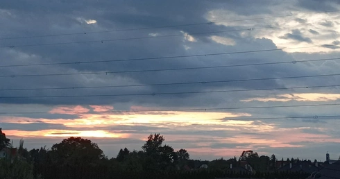 Między śmiechem, a zachodem słońca