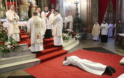 Święcenia prezbiteratu diakona Eryka Cichockiego w kościele uniwersyteckim