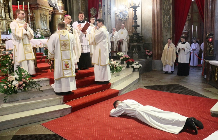 Święcenia prezbiteratu diakona Eryka Cichockiego w kościele uniwersyteckim