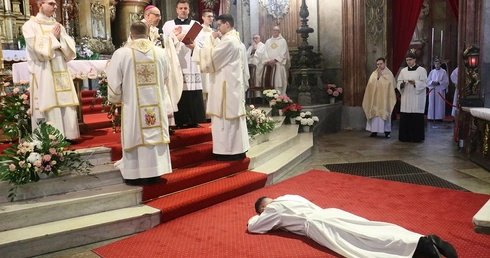 Święcenia prezbiteratu diakona Eryka Cichockiego w kościele uniwersyteckim