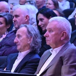 Jan Kanty Pawluśkiewicz z młodymi artystami