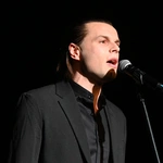Jan Kanty Pawluśkiewicz z młodymi artystami