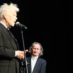 Jan Kanty Pawluśkiewicz z młodymi artystami