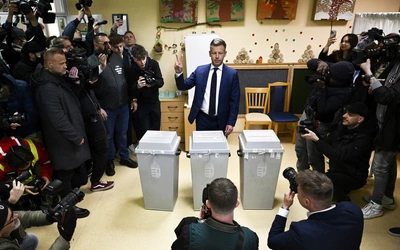 Węgrzy decydują o swojej przyszłości. Kim jest Peter Magyar, główny rywal Orbana?