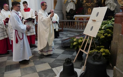 Miały być przetopione na broń, teraz dzwonią dla pokoju