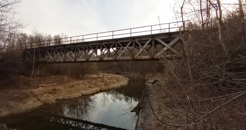 Ślady Boga w rdzy i ciszy