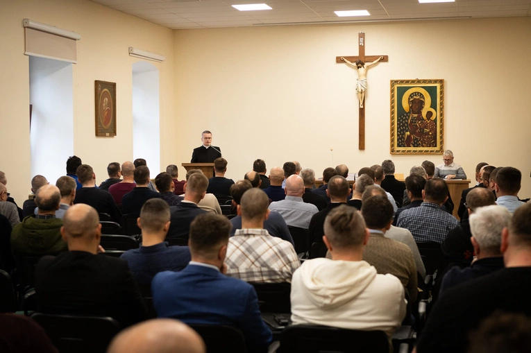 Tarnów. Rozpoczęcie kursu na nadzwyczajnych szafarzy Komunii św.