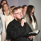 Miejscowy proboszcz ks. Przemysław Budziński zachęcał do refleksji nad miłością Boga do człowieka.