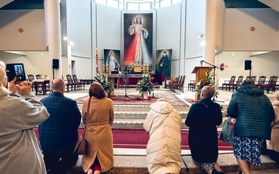 Wierni licznie korzystali z sakramentu pokuty, modlili się przed Najświętszym Sakramentem i odwiedzali celę św. Faustyny. Po Eucharystii poświęcono obrazy Jezusa Miłosiernego, które pielgrzymi zabrali do swoich domów.