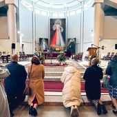 Wierni licznie korzystali z sakramentu pokuty, modlili się przed Najświętszym Sakramentem i odwiedzali celę św. Faustyny. Po Eucharystii poświęcono obrazy Jezusa Miłosiernego, które pielgrzymi zabrali do swoich domów.