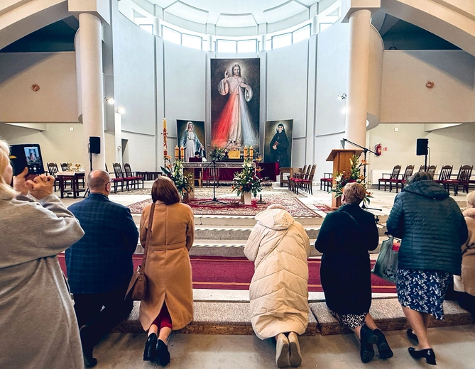 Wierni licznie korzystali z sakramentu pokuty, modlili się przed Najświętszym Sakramentem i odwiedzali celę św. Faustyny. Po Eucharystii poświęcono obrazy Jezusa Miłosiernego, które pielgrzymi zabrali do swoich domów.