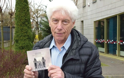 Prof. Łyjak prezentuje wydawnictwo muzyczne. 