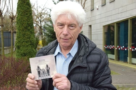 Prof. Łyjak prezentuje wydawnictwo muzyczne. 