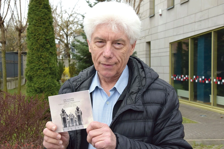 Prof. Łyjak prezentuje wydawnictwo muzyczne. 