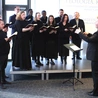  Zespół  Nox Dies pod dyrekcją ks. Daniela Nowaka (pierwszy z prawej). Do śpiewu dołączył ks. Łukasz Libowski (drugi z prawej).