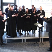  Zespół  Nox Dies pod dyrekcją ks. Daniela Nowaka (pierwszy z prawej). Do śpiewu dołączył ks. Łukasz Libowski (drugi z prawej).