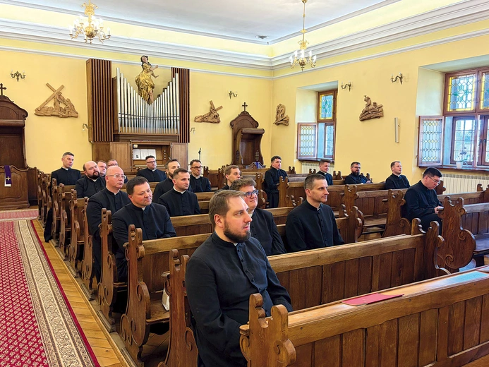 Zanim poprowadzą innych, sami uczą się słuchać, towarzyszyć i dawać świadectwo.