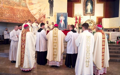 Po homilii bp Krzysztof Nykiel poświęcił obraz peregrynacyjny. 