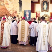 Po homilii bp Krzysztof Nykiel poświęcił obraz peregrynacyjny. 