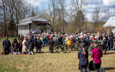 Biskup warszawsko-praski zaznaczył, że całe orędzie miłosierdzia jest związane z Polakami, św. Faustyną, bł. Michałem Sopoćką i św. Janem Pawłem II, zastanawiając się jednocześnie, jakie zadanie Pan Jezus wyznaczył naszemu narodowi w tych czasach.