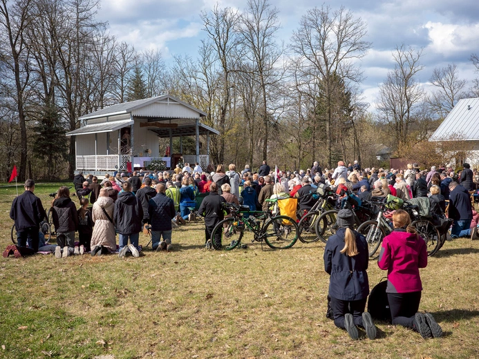 Biskup warszawsko-praski zaznaczył, że całe orędzie miłosierdzia jest związane z Polakami, św. Faustyną, bł. Michałem Sopoćką i św. Janem Pawłem II, zastanawiając się jednocześnie, jakie zadanie Pan Jezus wyznaczył naszemu narodowi w tych czasach.