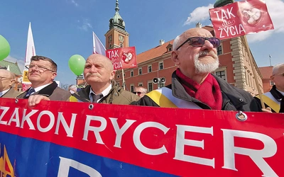 Witają się okrzykiem „Vivat Jezus!” i reklamują jako formacja dla mężczyzn, którzy w Kościele chcą czegoś więcej niż tylko biernego uczestnictwa w liturgii – braterstwa i konkretnych zadań. Rycerze aktywnie angażują się w ochronę życia od poczęcia do naturalnej śmierci, co przejawia się w udziale w Narodowym Marszu Życia, który po raz kolejny przejdzie ulicami Warszawy 19 kwietnia.