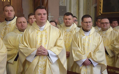 Duchowni zgromadzeni w radomskiej katedrze.