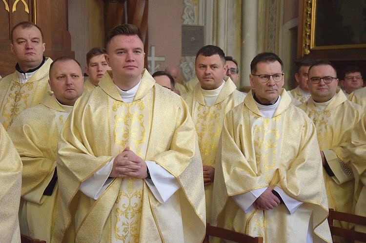 Duchowni zgromadzeni w radomskiej katedrze.