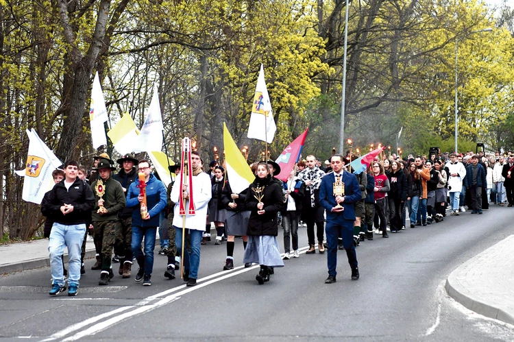 Modlitwa rozpoczęła się w Kościele pw. Podwyższenia Krzyża, a zakończyła uwielbieniem w konkatedrze.