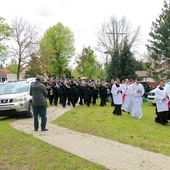 Uroczystości wieńczy wspólna Eucharystia przy ołtarzu polowym. 