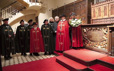 Po Mszy św. członkowie zakonu złożyli kwiaty w miejscu, gdzie spoczęły szczątki hierarchy.