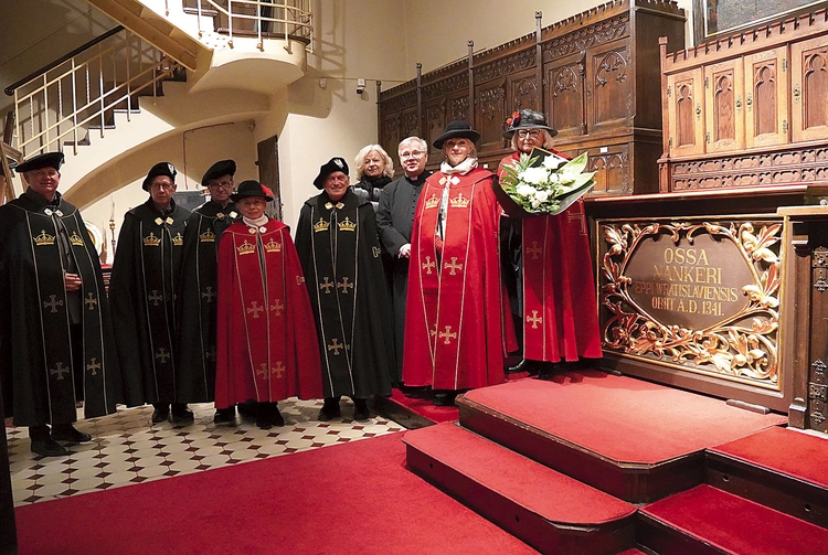 Po Mszy św. członkowie zakonu złożyli kwiaty w miejscu, gdzie spoczęły szczątki hierarchy.